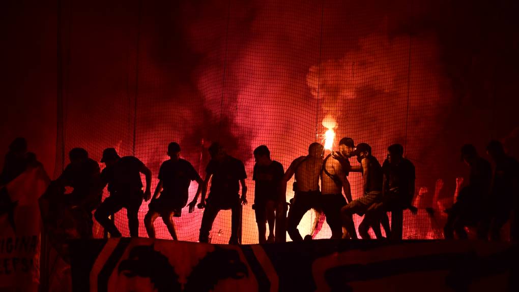 Πρωταθλήτρια η ΑΕΚ: «Φλέγεται» η Νέα Φιλαδέλφεια, καπνογόνα και συνθήματα [βίντεο]